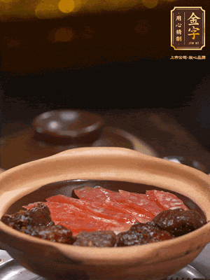 鋪上臘腸和排骨，鍋邊淋一圈油，小火煲10分鐘