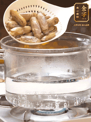 煮一鍋沸水，下蟶子汆燙30秒，撈出浸入冰水，取出蟶子肉