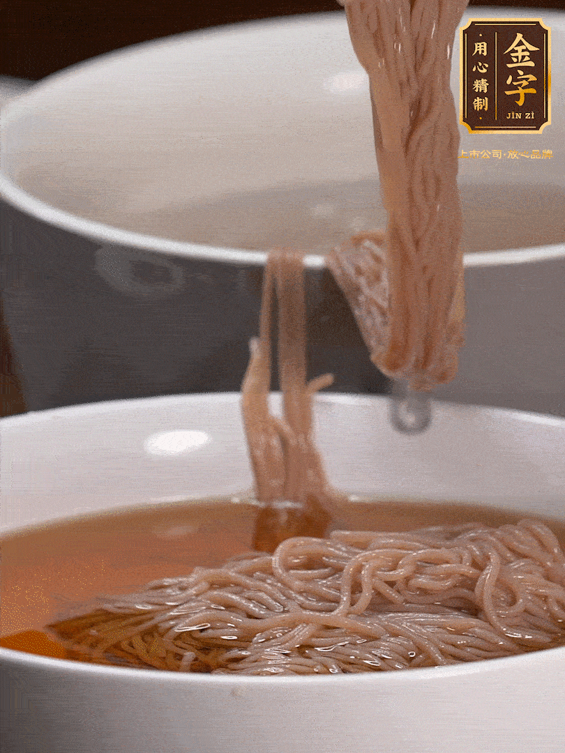 蘋(píng)果醋，一點(diǎn)鹽、糖、醬油，兌入涼白開(kāi)水調(diào)成簡(jiǎn)易冷面湯，放水箱冷藏