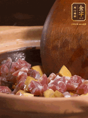 熱油下蒜片，倒入香腸丁、牛肝菌丁翻炒出香味