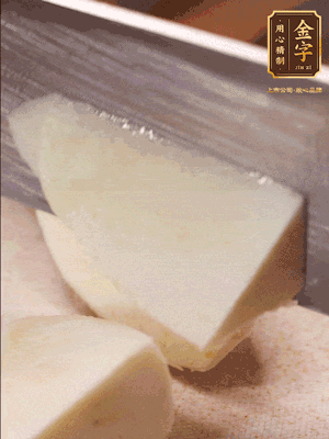 茭白去殼，底部一層老皮刨掉，切成滾刀塊