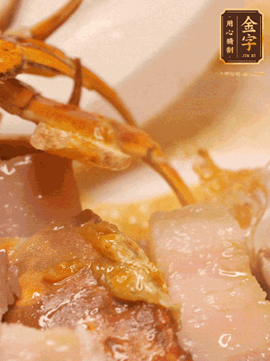 顏色變紅時(shí)，放蔥結(jié)、姜片煸香，再放咸肉、茭白、毛豆翻炒