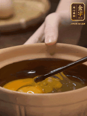 雞蛋打入砂鍋，充分打勻，1.5倍的溫水加一勺鹽，倒入蛋液中，攪拌均勻后用勺子舀去表面浮沫