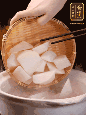 大火煮開后，轉(zhuǎn)中小火燉40分鐘，挑出蔥結(jié)，再下蘿卜燉20分鐘