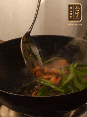 黃豆醬、鹽、糖調(diào)味，淋一圈花雕酒，蒜白先下，蒜葉后下