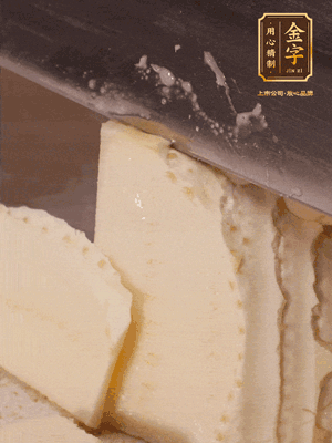 冬筍去殼切片，水開(kāi)后煮2分鐘焯水
