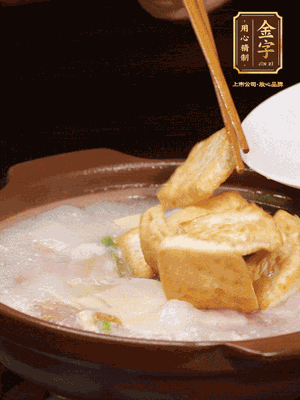 倒入開(kāi)水大火煮開(kāi)，轉(zhuǎn)中小火放咸肉，放一點(diǎn)點(diǎn)糖、味精慢燉10分鐘
