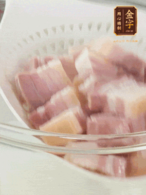 金字淡咸肉、排骨分別加料酒、蔥、姜冷水下鍋焯水，水開撇去浮沫撈出。