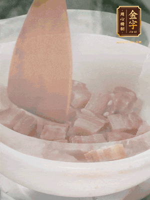 砂鍋內(nèi)咸肉微微煸出香味，再倒入開水。放排骨滾開后轉(zhuǎn)中小火篤30分鐘。（水盡量一次加足，以免中途加水沖淡鮮味。這一步是湯底濃白的關(guān)鍵）