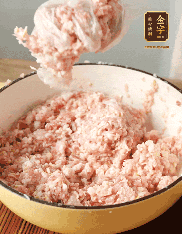 肉丁、咸肉丁、一丟丟鹽、料酒拌勻，反復(fù)摔打上勁。接著加入1兩蔥姜水，反復(fù)拌勻摔打上勁。前后共加3遍。3遍后筍丁，接著反復(fù)摔打上勁。最后加入1個(gè)蛋清、3茶匙生粉拌勻摔打上勁