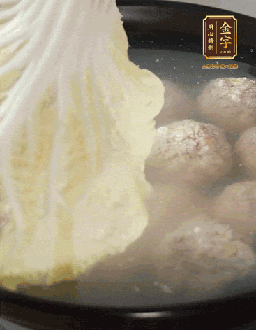 等獅子頭浮起來時(shí)再加白菜蓋。小火慢燉2小時(shí)