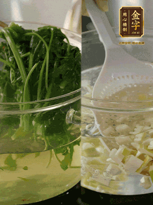春筍切丁焯水；薺菜加鹽焯水，過(guò)涼水后切成細(xì)末