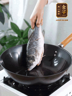 熱油，加1大勺豬油、姜片，再下鱸魚(yú)，煎至定型后翻面。（加點(diǎn)豬油，燉出的魚(yú)湯更容易變?yōu)榍逅哪贪咨＃?>
					</div>
					<span>步驟 3/6</span>
					<p>熱油，加1大勺豬油、姜片，再下鱸魚(yú)，煎至定型后翻面。（加點(diǎn)豬油，燉出的魚(yú)湯更容易變?yōu)榍逅哪贪咨?。?/p>
				</li><li>
					<div   id=