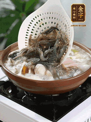 最后加一把蛤蜊、一把河蝦燜2分鐘，放一點(diǎn)白胡椒粉調(diào)味，撒上蔥花點(diǎn)綴！