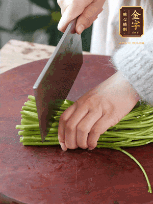 正嫩的藜蒿，掐頭去除根部，切小段