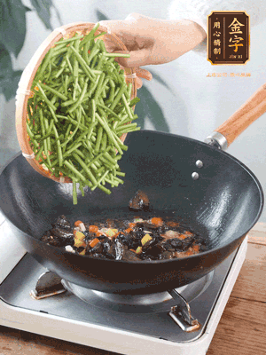 熱油煸香蒜末、姜粒、小米辣，再下臘肉煸炒出香味