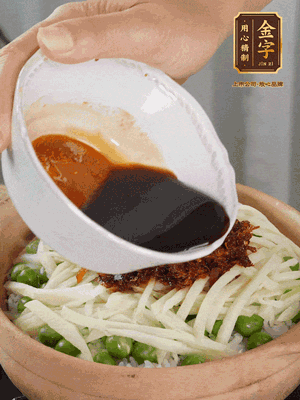 繼續(xù)小火燜3分鐘，淋上XO醬攪拌均勻。
