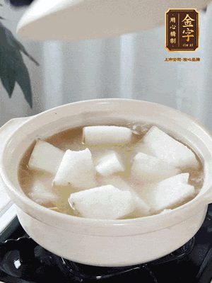 最后下冬瓜繼續(xù)燉煮10分鐘，撒上蔥花點綴。