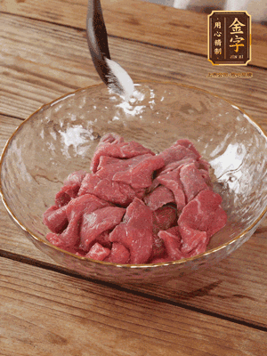 牛肉切丁，加黑胡椒海鹽、橄欖油腌10分鐘