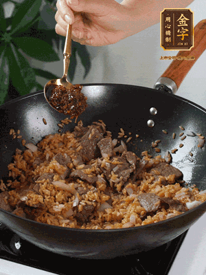下拌好的米飯炒散，加一大勺XO醬