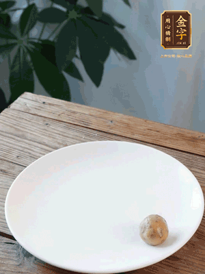 做水油皮、油酥 將油皮材料放入料盆中，加100ml水?dāng)嚢璩裳┗ㄆ瑺?。在案板上反?fù)揉搓成有一定筋度的光潔面團，搓成14個團子。
