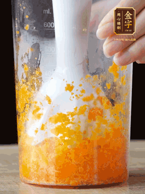 加玉米油、水怡、水揉搓成細(xì)膩的面團(tuán)。松弛半小時(shí)后，分成37g一個(gè)