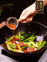 下蒜苗炒軟，沿鍋邊烹入一勺料酒，加醬油、蠔油、白糖調(diào)味炒勻