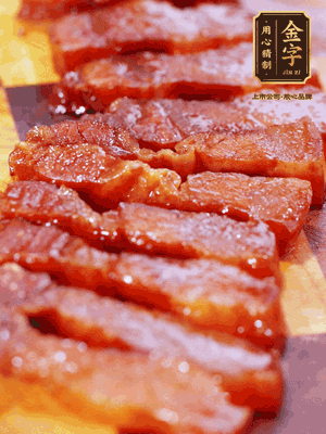 金字醬油肉煮熟，切片