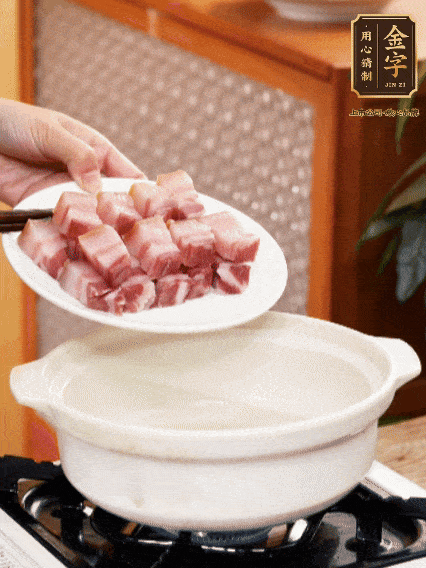 鍋內(nèi)倒油，下咸肉微微煸炒，再放排骨炒一下