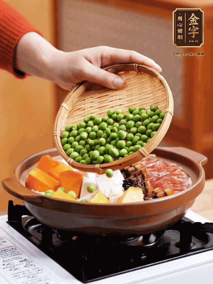 再鋪上臘腸、醬油肉、豌豆，小火煲6分鐘