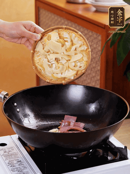油熱，下蒜末、火腿煸炒出香味，再下筍片微微翻炒